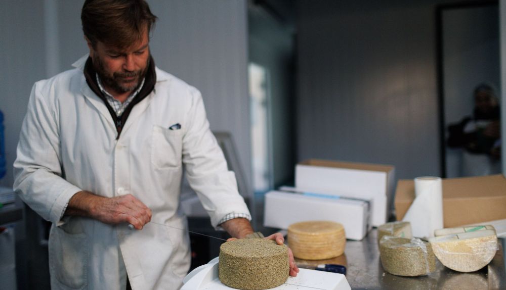 Carlos Ruiz en su fábrica